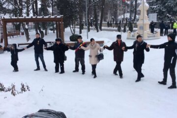 Reprezentanții executivului local și consilierii locali, alături de circa două sute de rădăuțeni, s-au prins într-o Horă a Unirii