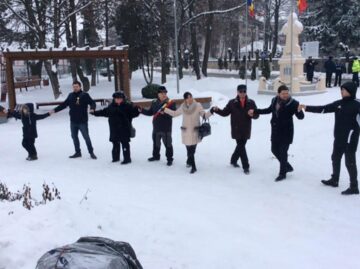 Reprezentanții executivului local și consilierii locali, alături de circa două sute de rădăuțeni, s-au prins într-o Horă a Unirii