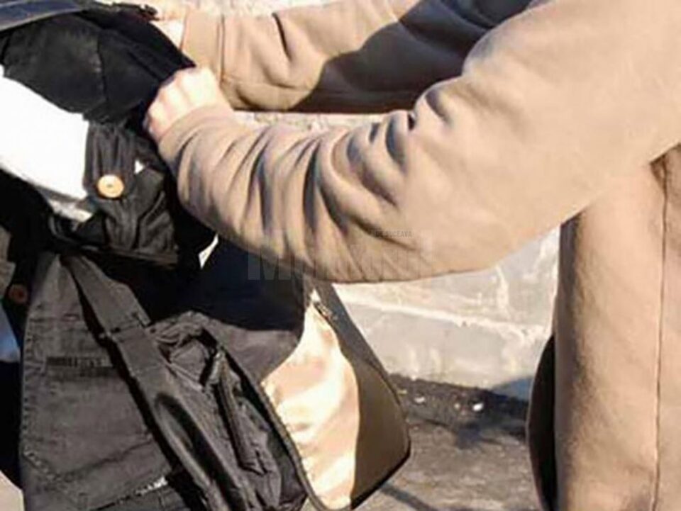 O bătrână în vârstă de 63 de ani a fost deposedată prin violență de un telefon mobil