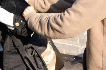 O bătrână în vârstă de 63 de ani a fost deposedată prin violență de un telefon mobil