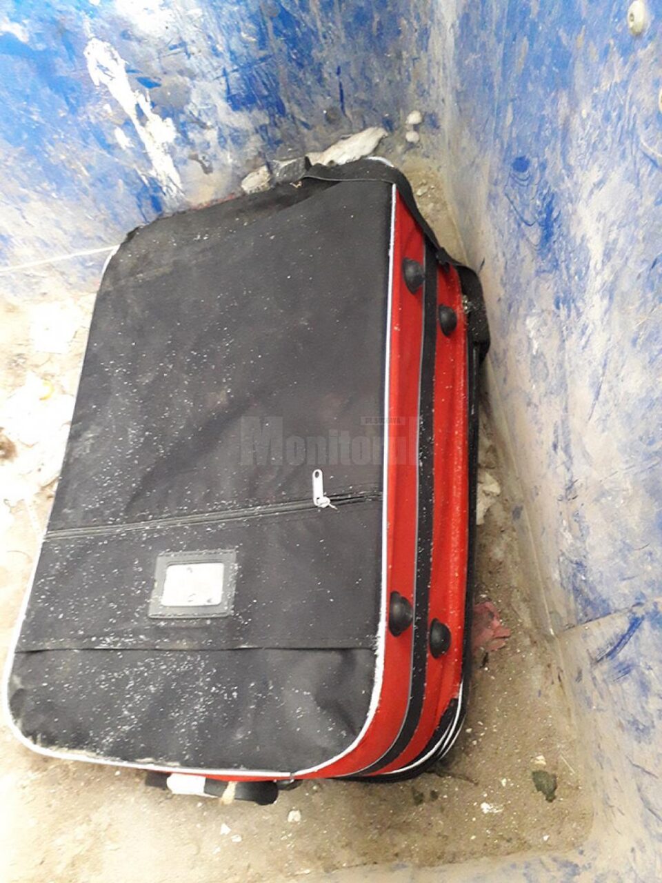 O valiză suspectă abandonată pe o stradă din Câmpulung Moldovenesc nu le-a stârnit nici un fel de suspiciune muncitorilor de la salubrizare