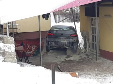 În urmă cu un an, un șofer băut a făcut cu mașina un salt de peste zece metri și a ajuns pe aceeași terasă