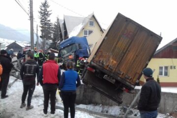 Un tir scăpat de sub control a plonjat miercuri după-amiază în curtea casei