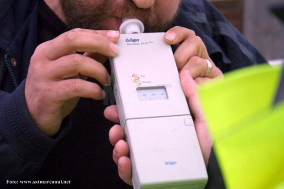 Șoferul a fost testat cu aparatul etilotest, rezultatul fiind 0,86 mg/l alcool pur în aerul expirat Șoferul a fost testat cu aparatul etilotest, rezultatul fiind 0,86 mg/l alcool pur în aerul expirat
