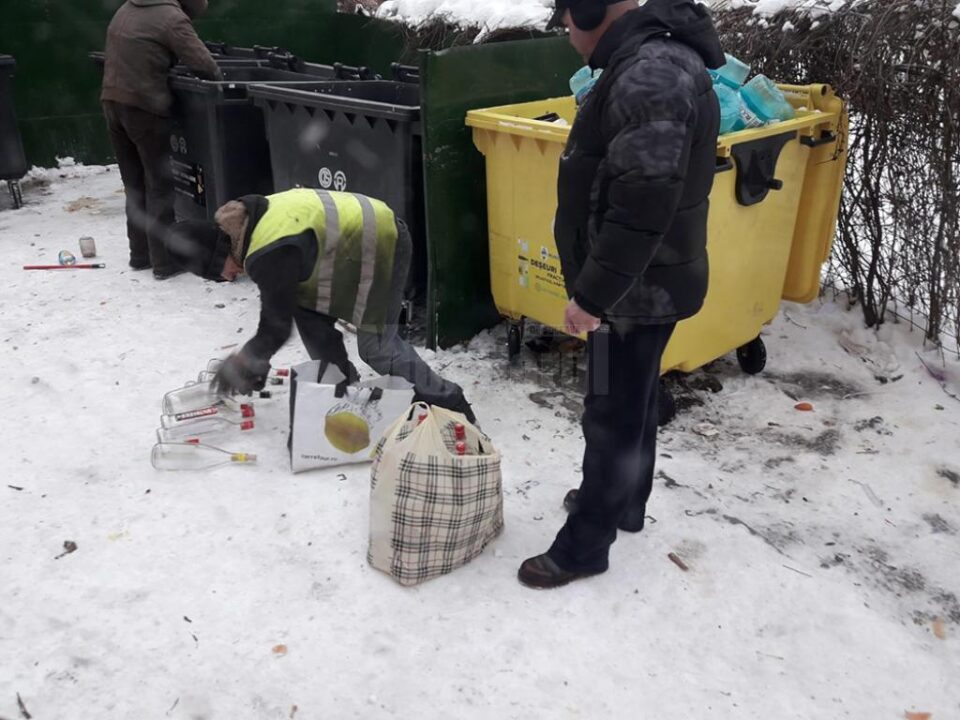 Au apărut hoții de deșeuri reciclabile din tomberoanele firmelor de salubrizare