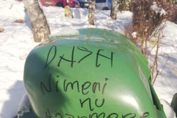 Incripție a vandalilor pe un coș de gunoi Foto: Lăcrămiaora Georgeta