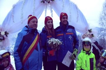 Primarul de Vatra Dornei, Ilie Boncheș, oficiază cununia pe pârtie Sursa foto: Orion tv