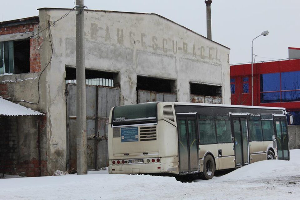 Fără spații de garare, autobuzele sunt ținute iarna afară, fără a putea fi ferite de ger Fără spații de garare, autobuzele sunt ținute iarna afară, fără a putea fi ferite de ger