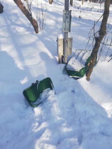 Coșurile de gunoi și băncile din Parcul Șipote, distruse de vandali Foto: Lăcrămiaora Georgeta