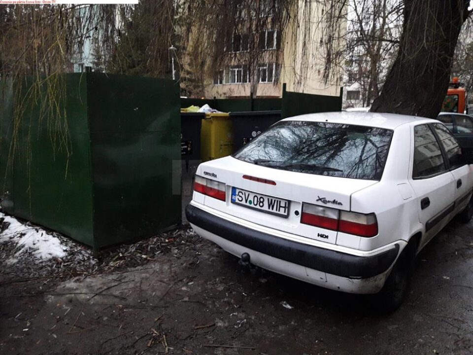 Masină care blochează accesul celor de la salubrizare