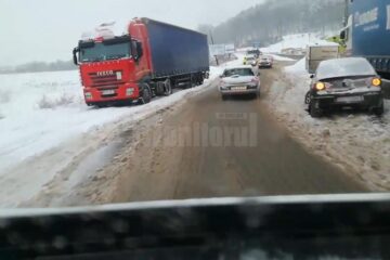 Autoturismul VW a fost avariat în partea stângă