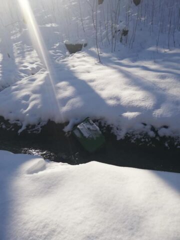 Coșurile de gunoi și băncile din Parcul Șipote, distruse de vandali Foto: Lăcrămiaora Georgeta