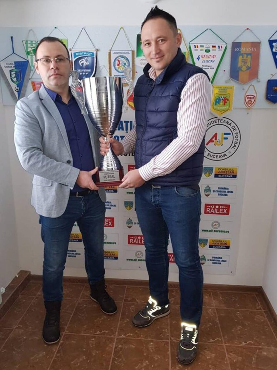 Ciprian Anton și Bogdan Ionuț Ailiesei prezintă trofeul care va fi decernat câștigătoarei turneului de futsal Ciprian Anton și Bogdan Ionuț Ailiesei prezintă trofeul care va fi decernat câștigătoarei turneului de futsal