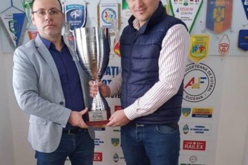 Ciprian Anton și Bogdan Ionuț Ailiesei prezintă trofeul care va fi decernat câștigătoarei turneului de futsal