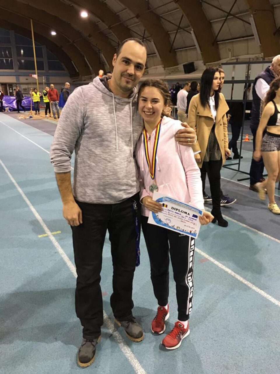 Angela Olenici și antrenorul Iustin Tătărau, la concursul de la Bacău
