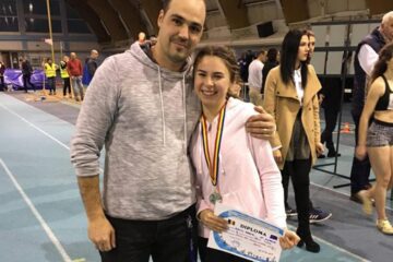 Angela Olenici și antrenorul Iustin Tătărau, la concursul de la Bacău