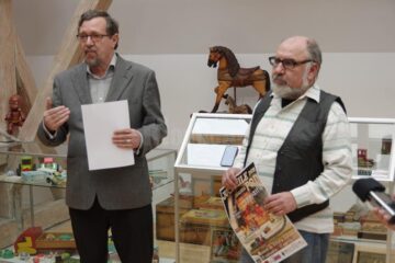Ion Mareș, director adjunct al Muzeului Bucovinei, și Cristian Dumitru, președintele Asociației Muzeul Jucăriilor