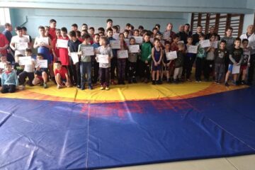 Aproximativ 100 de tineri sportivi din județ au intrat pe saltea la Cupa Unirii de la Suceava