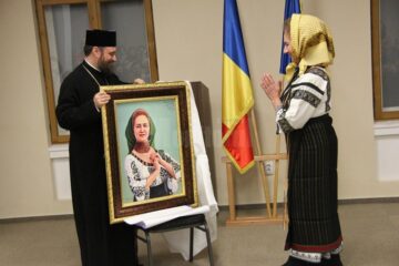 Preotul Lucian Demian, de la Văratec - Neamț, i-a adus în dar un tablou pictat cu chipul ei