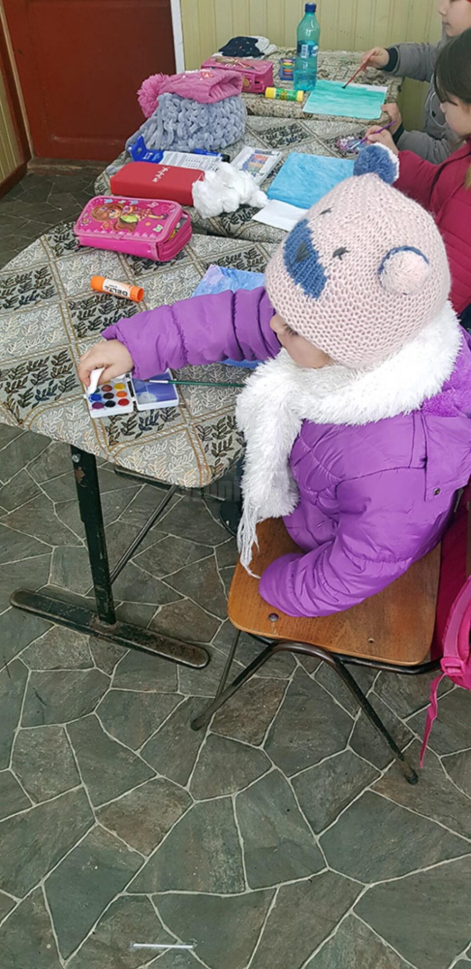 Elevii sunt nevoiți să poarte câte două – trei rânduri de haine pe ei, îmbrăcați mai degrabă ca pentru pârtia de schi Elevii sunt nevoiți să poarte câte două – trei rânduri de haine pe ei, îmbrăcați mai degrabă ca pentru pârtia de schi