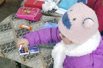 Elevii sunt nevoiți să poarte câte două – trei rânduri de haine pe ei, îmbrăcați mai degrabă ca pentru pârtia de schi