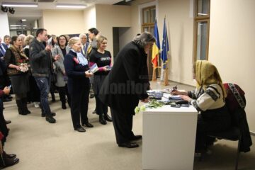 Sofia Vicoveanca dând autografe