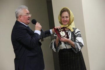 Primarul Ion Lungu i-a oferit Sofiei Vicoveanca „Titlul de Cetățean al Centenarului”