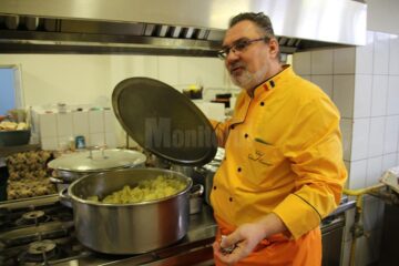 Zâmbete largi, răsplata pentru masa caldă oferită copiilor de la căminul din Gura Humorului