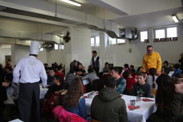 Zâmbete largi, răsplata pentru masa caldă oferită copiilor de la căminul din Gura Humorului