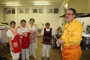 Zâmbete largi, răsplata pentru masa caldă oferită copiilor de la căminul din Gura Humorului