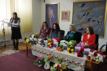 Volumul „Privește și încearcă să vezi”, semnat de Doina Cernica, lansat la Biblioteca Bucovinei