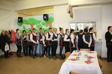 Zâmbete largi, răsplata pentru masa caldă oferită copiilor de la căminul din Gura Humorului