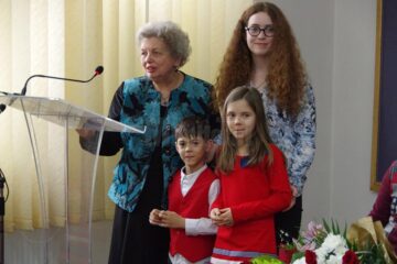 Doina Cernica împreuna cu nepoții