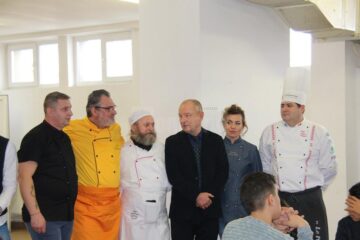 Zâmbete largi, răsplata pentru masa caldă oferită copiilor de la căminul din Gura Humorului