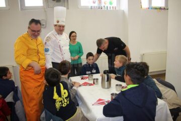 O parte dintre bucătari în discuție cu copiii