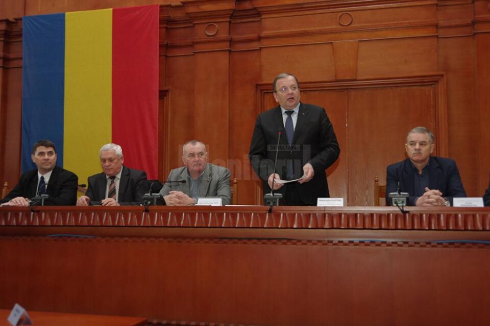 Președintele CJ, Gheorghe Flutur, citește lista elevilor premiați la olimpiade