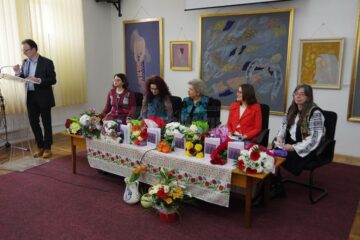 Volumul „Privește și încearcă să vezi”, semnat de Doina Cernica, lansat la Biblioteca Bucovinei