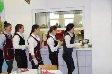 Zâmbete largi, răsplata pentru masa caldă oferită copiilor de la căminul din Gura Humorului