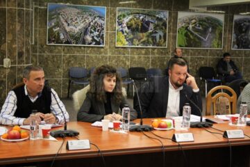 Florin Cristescu (stânga), fostul căpitan al echipei de fotbal CSM Suceava, vrea ca finanțarea sporturilor să se facă pe criterii de performanță