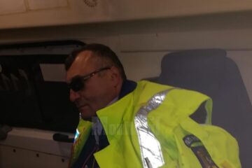 Șeful de post Vasile Grumăzescu, în ambulanță, după agresiune
