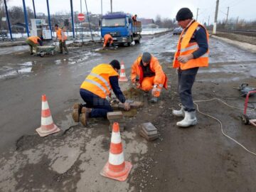 Gropi reparate cu pavele, ieri, la Liteni
