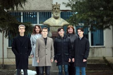 Echipa Grasp Cab, alături de prof. Elena Anastasiu