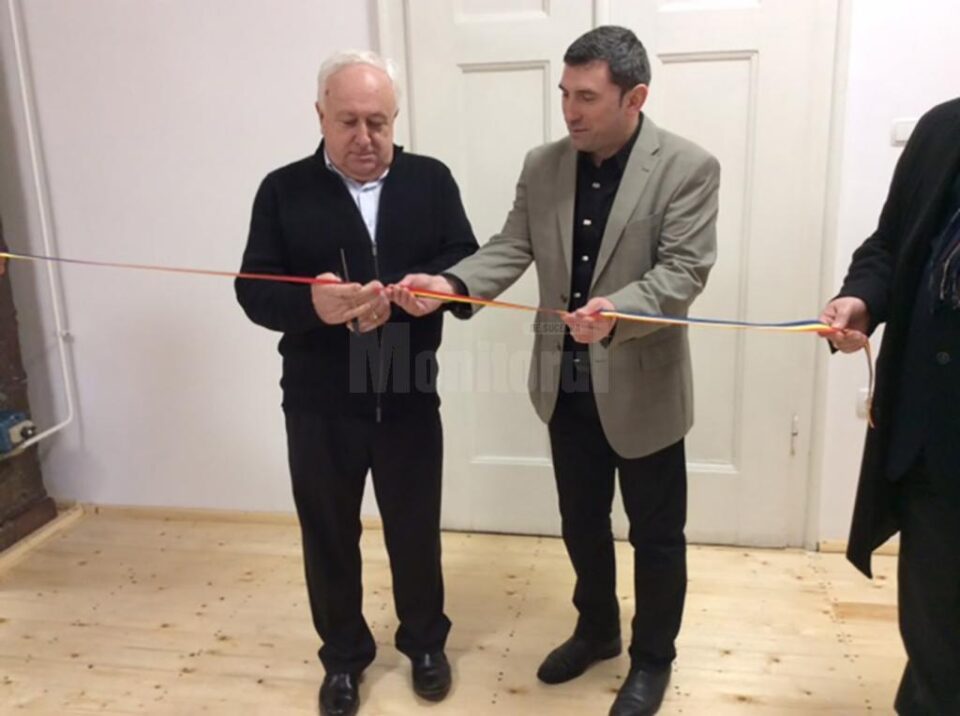 Primarul Nistor Tatar tăind panglica inaugurală a sălii de balet de la Casa Municipală de Cultură