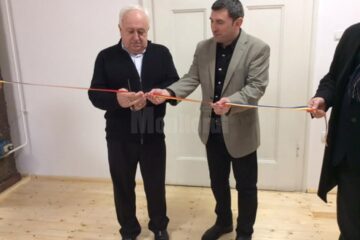 Primarul Nistor Tatar tăind panglica inaugurală a sălii de balet de la Casa Municipală de Cultură