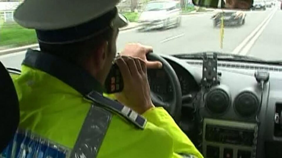 Mașina condusă de un tânăr cu permisul suspendat, urmărită în trafic