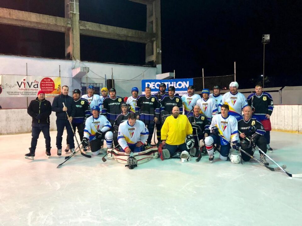 Hocheiștii suceveni, în echipament negru, alături de omologii lor de la Oilers Ploiești Hocheiștii suceveni, în echipament negru, alături de omologii lor de la Oilers Ploiești