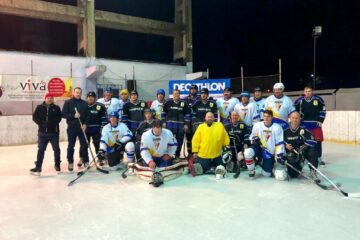 Hocheiștii suceveni, în echipament negru, alături de omologii lor de la Oilers Ploiești