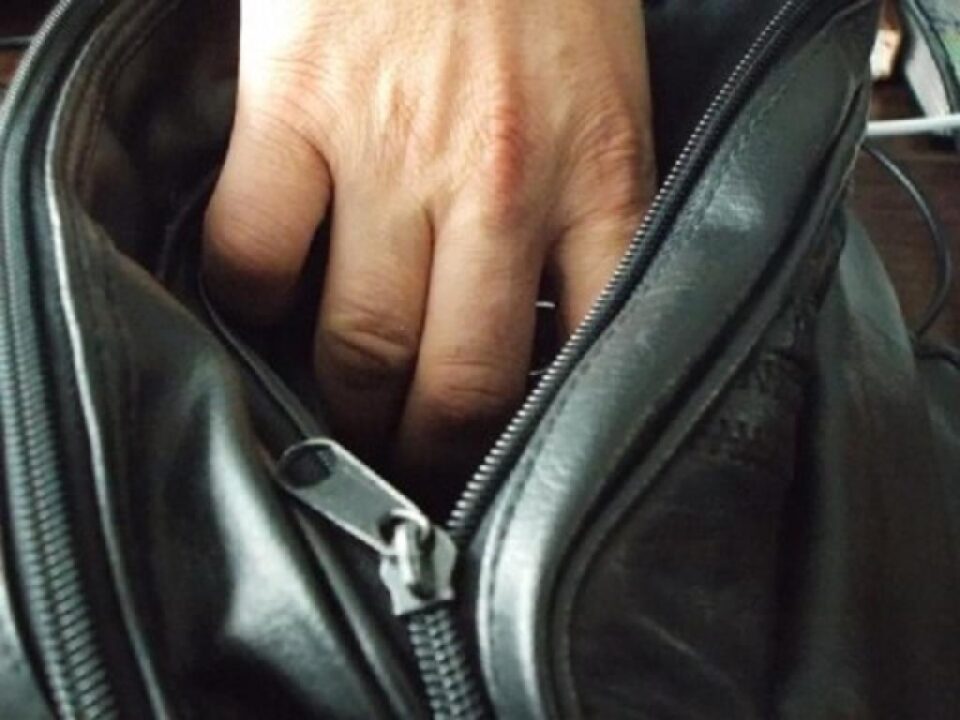 Un bărbat și o femeie, reținuți pentru că furau bani de la bătrâni