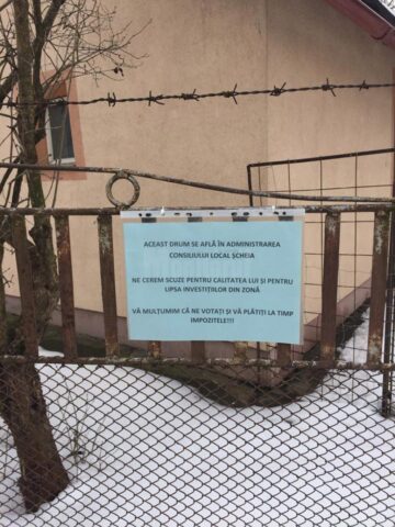 Mesaj ironic pe garduri: „Vă mulțumim că ne votați și vă plătiți la timp impozitele!!!"