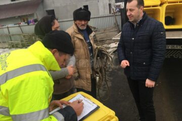 Distribuirea celor 12.000 de containere de gunoi, la case, a început în municipiul Suceava Distribuirea celor 12.000 de containere de gunoi, la case, a început în municipiul Suceava